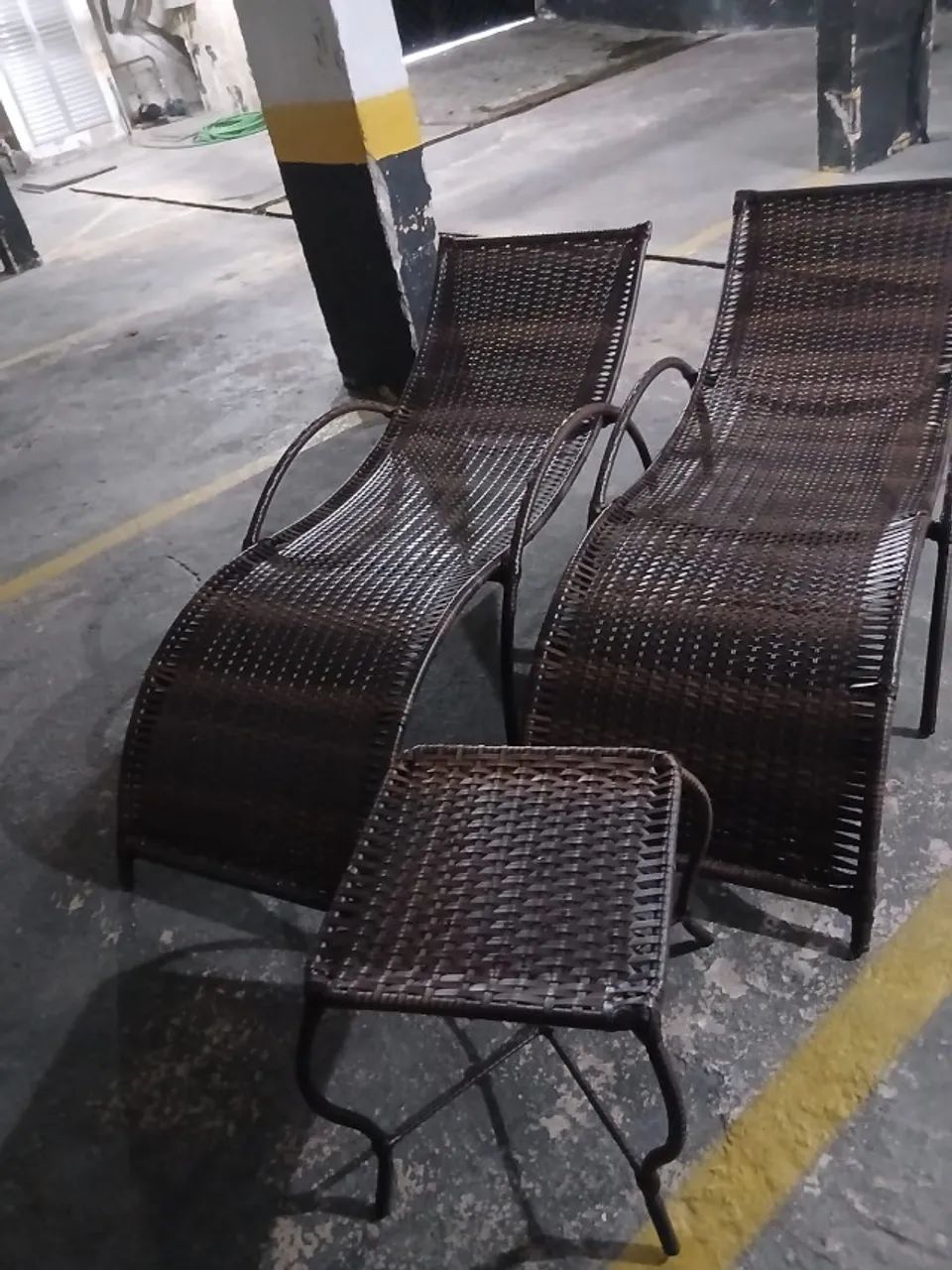 Conjunto de espreguiçadeiras e mesa em ótimo estado - Foto 2