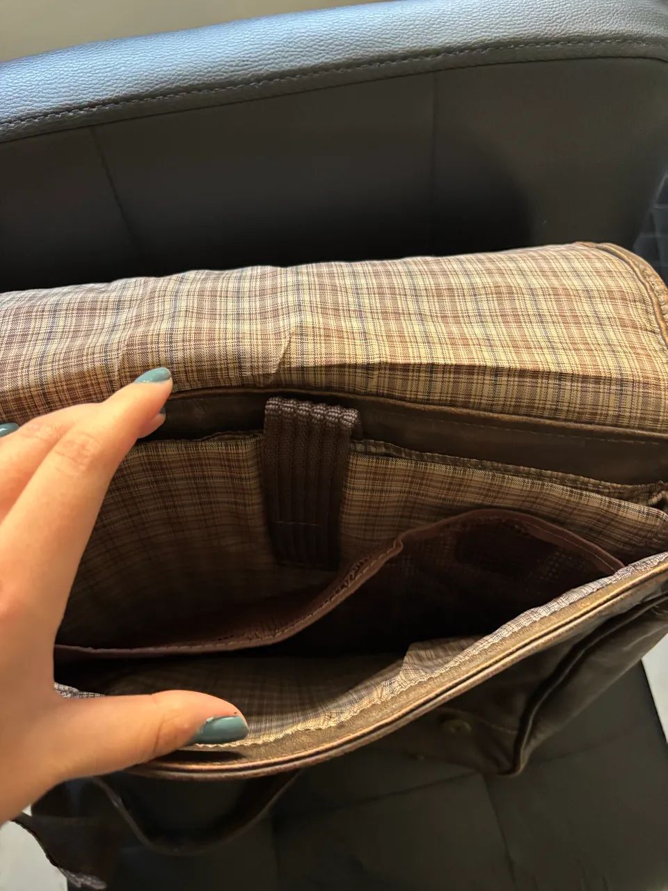 bolsa carteiro couro marrom le postiche - Foto 4