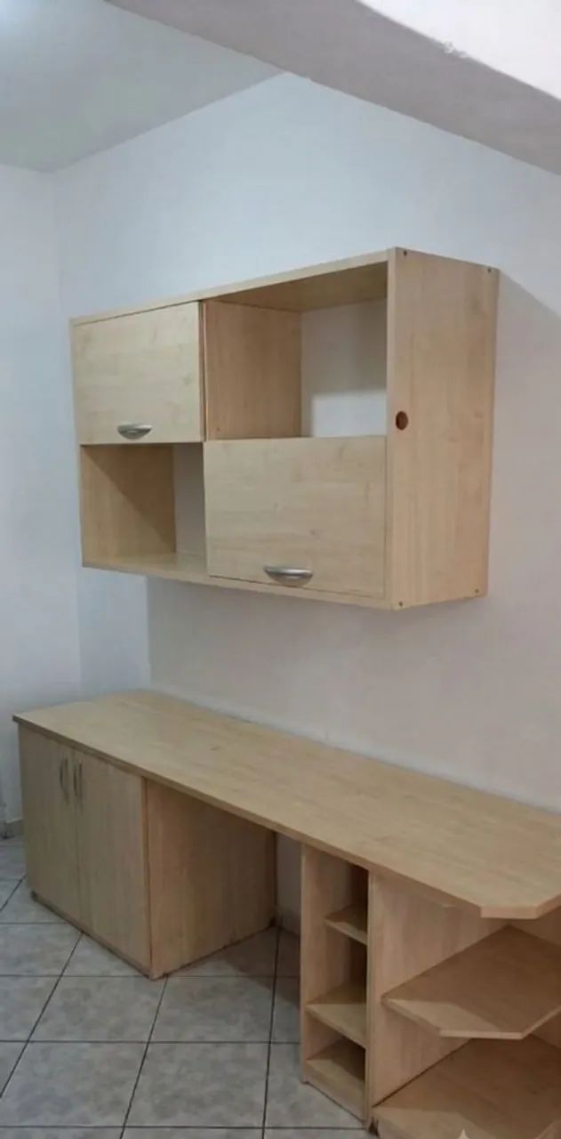 Bancada de escritório com aéreo