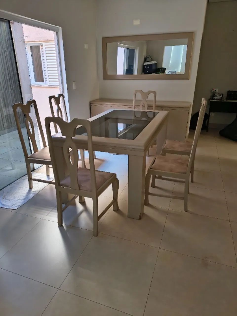 Mesa de jantar de madeira