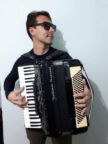Aula de música com Fernando Henrique diversos istrumentos como o acordeon
