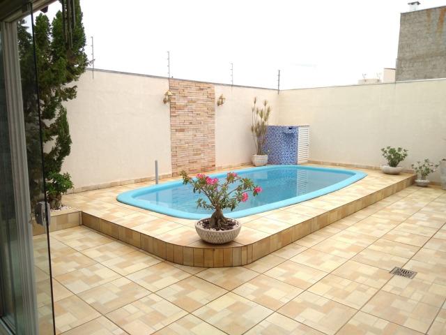 Linda casa em condomínio fechado, 3 quartos (1 suíte), com piscina - Foto 18