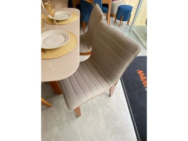 Mesa de Jantar Elegante com Base de Madeira Maciça e 4 Cadeiras Confortáveis - Foto 5