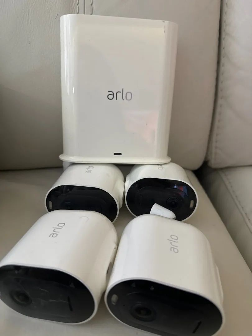 Câmeras Arlo Pro 3 - 4 Câmeras + Arno Smarthub