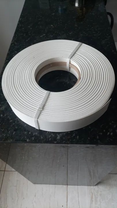 Rolo de fita de borda em PVC texturizada branca 64mm x 1mm para MDF com aprox. 96,5 metros