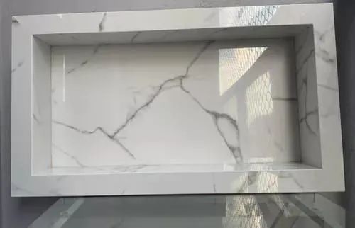 Nicho de porcelanato para banheiro calacata cristal 