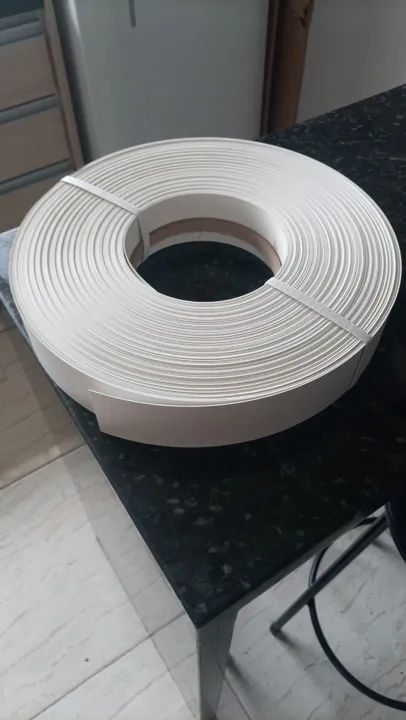 Rolo de fita de borda em PVC texturizada branca 64mm x 1mm para MDF com aprox. 96,5 metros - Foto 3