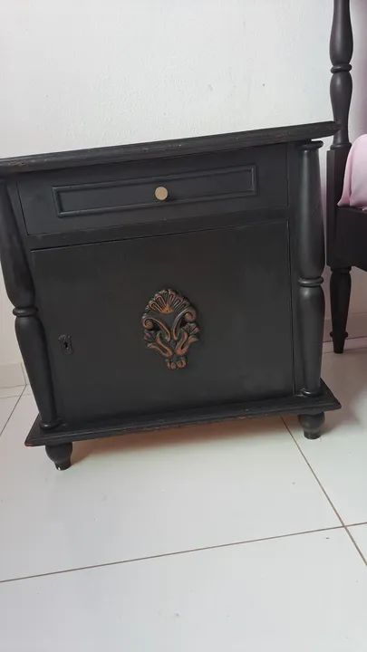 Conjunto de cama de casal com cabeceira talhada em madeira maciça e 2 criados-mudo - Foto 4