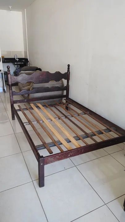 Vendo está cama de casal de madeira maciça leia todo anúncio.