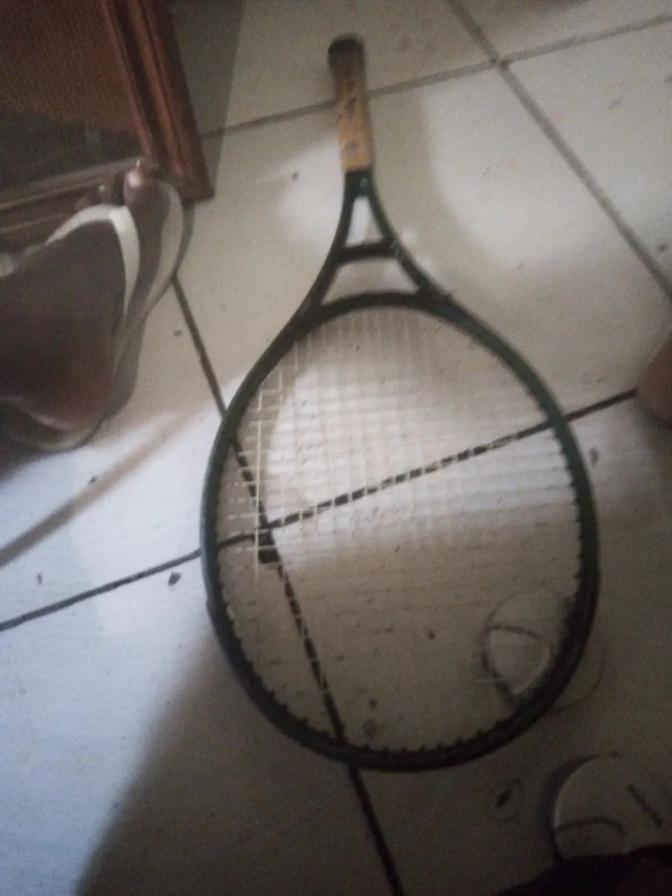 Raquete pra tênis boa grade perfeitamente boa - Esportes de Quadra e Ao ...