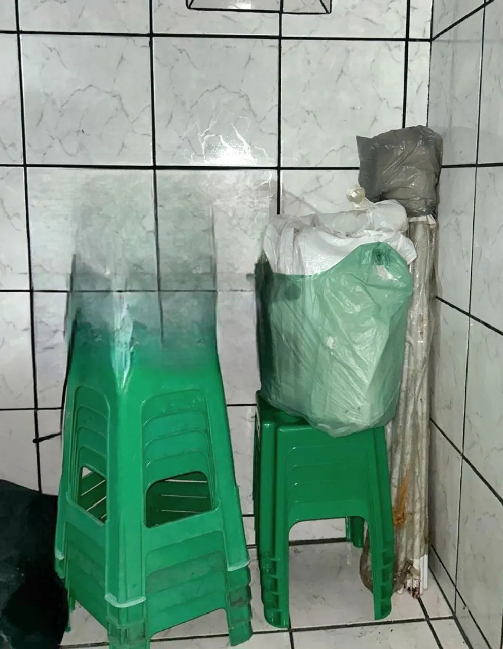 Conjunto de banquetes e uma tenda 3x3