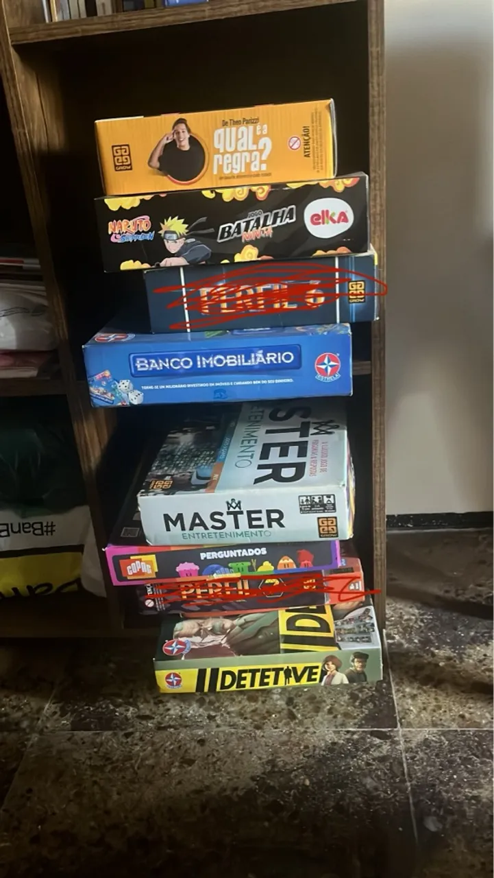 Jogos de tabuleiro - Banco Imobiliário, detetive e outros.