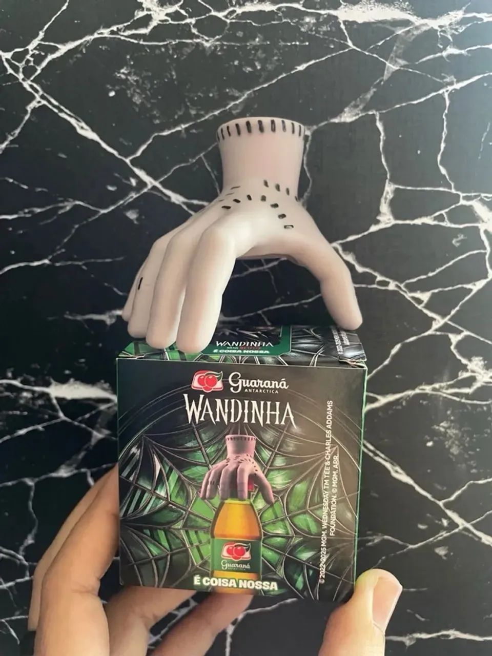 Miniatura Mãozinha do filme Wandinha