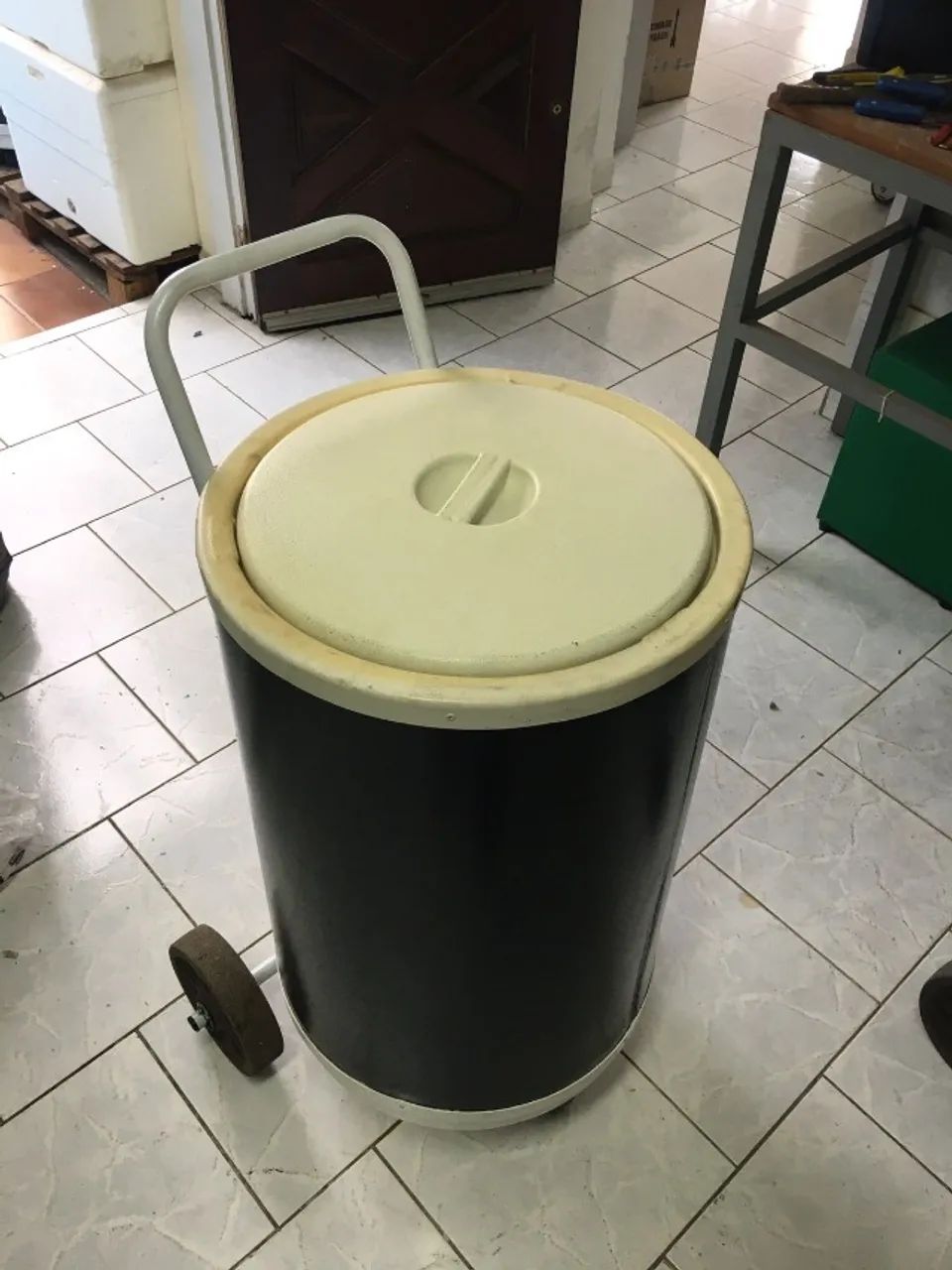 Carrinho cooler 75 latas rodas maciças - Foto 3