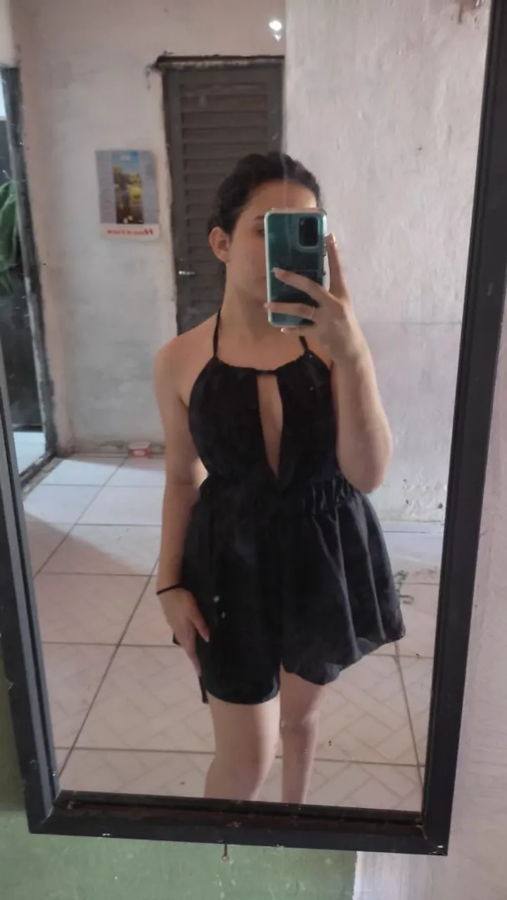 Macacão preto com detalhe no decote