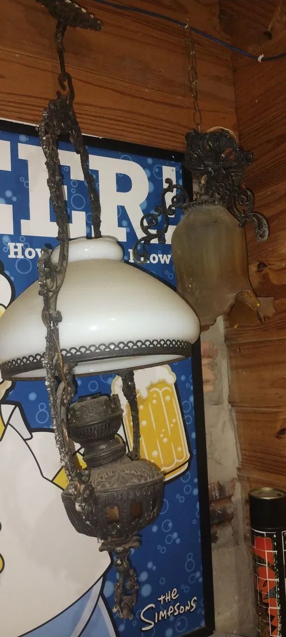 Lustre antigo de ferro com cúpula de vidro