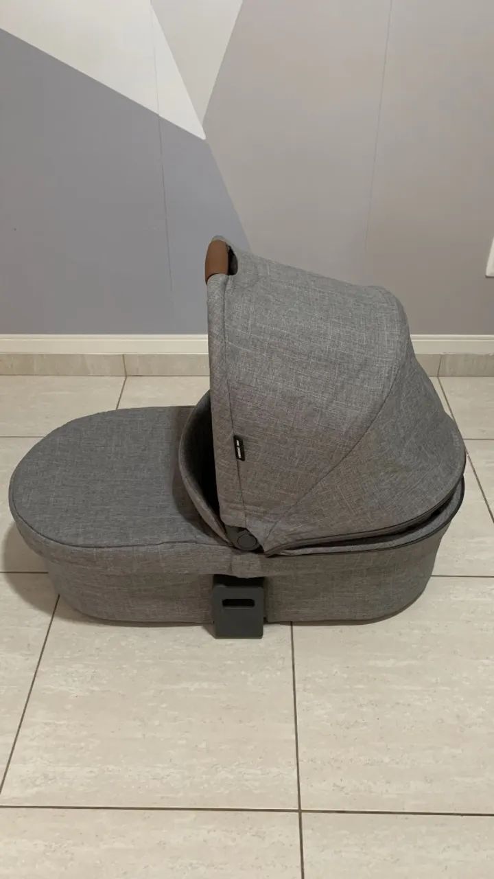 Carrinho Como 4 com Moisés + Bebê Conforto Risus + Base Isofix + Cadeirinha - Foto 4