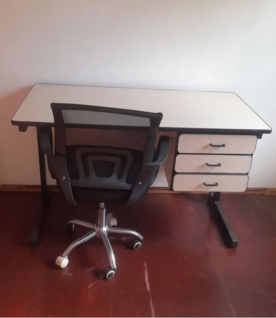 Escrivaninha e cadeira