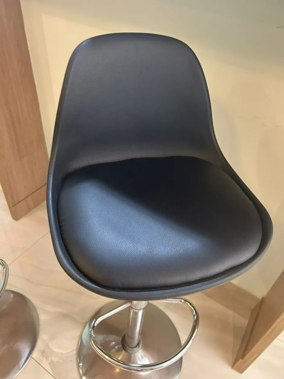 Banquetas Altas Giratórias com Encosto - Kit com 2 unidades - Foto 5