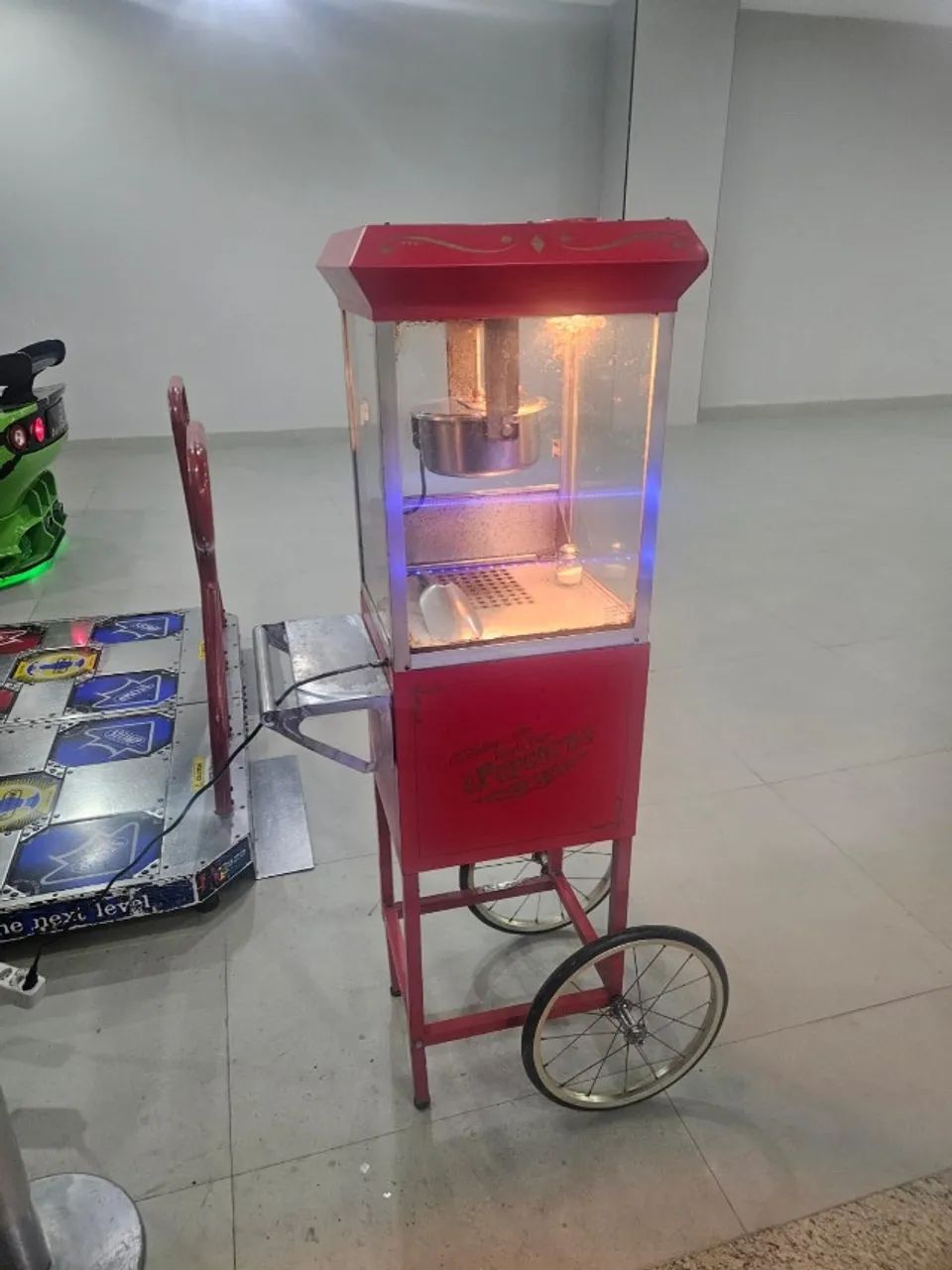 Carrocinha de pipoca estilizada vermelha importada - Foto 2