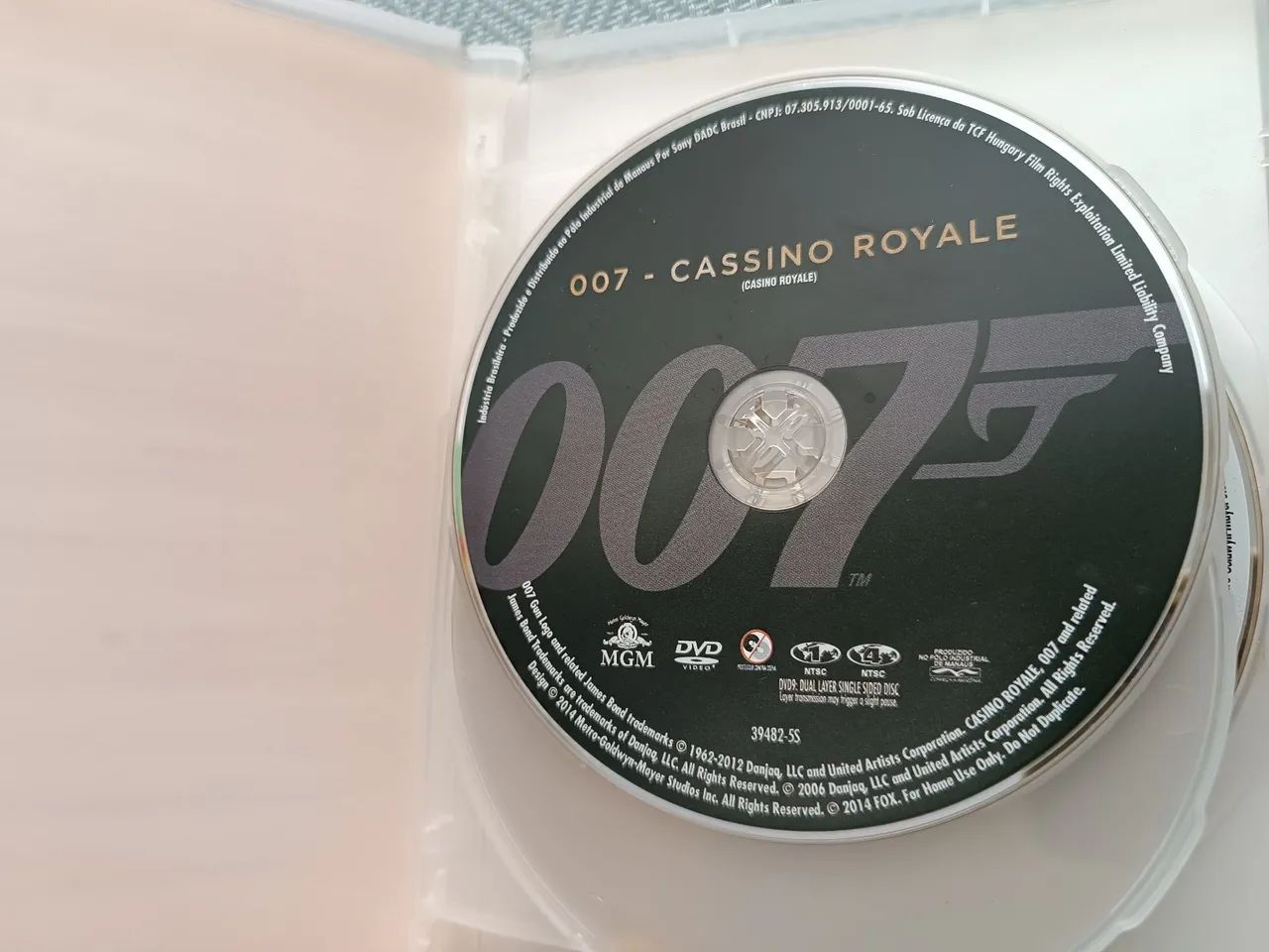  3 Dvds 007: Cassino Royale, Quantum of Solace e Operação Skyfall. - Foto 3