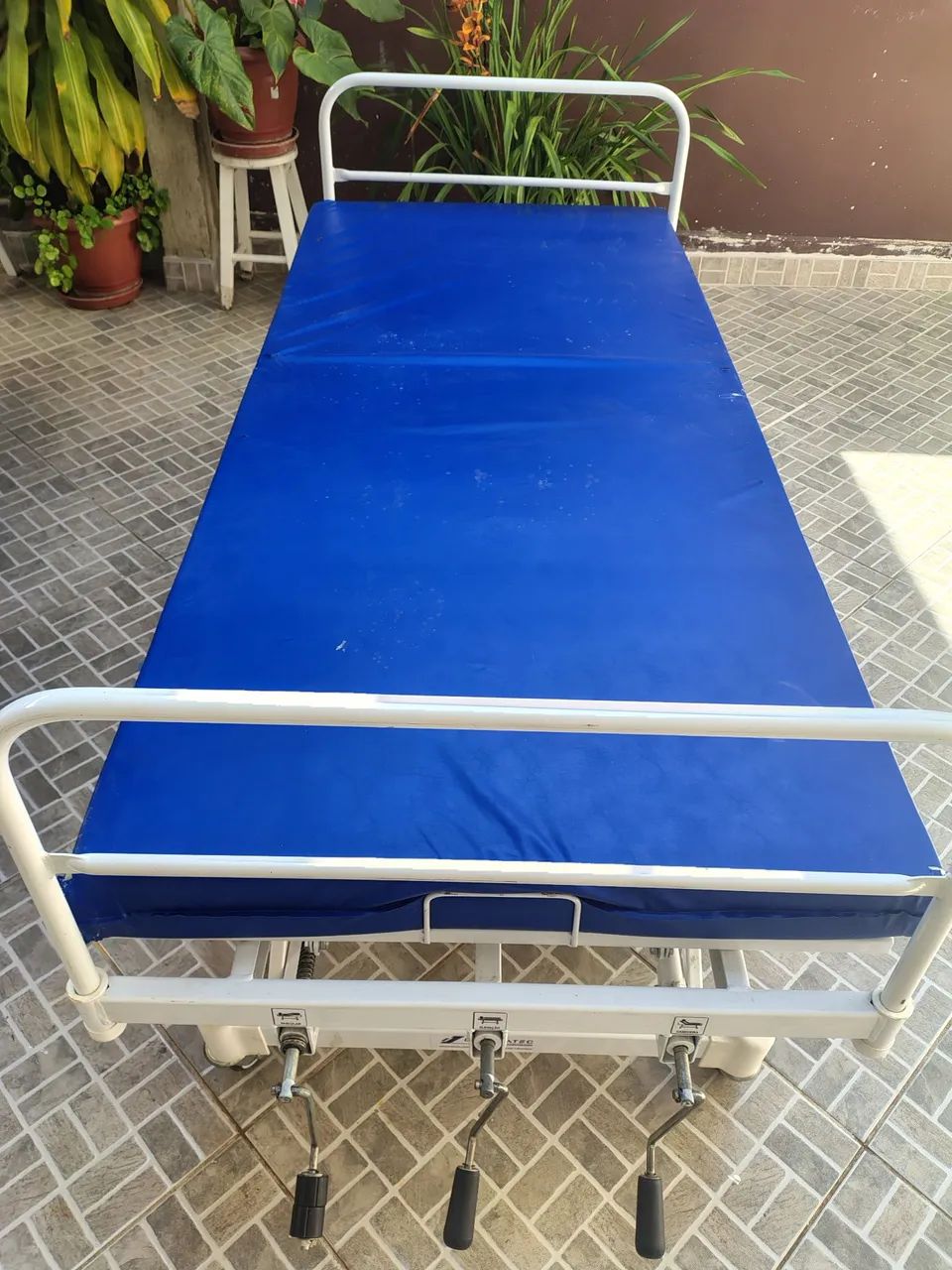 Cama hospitalar c/elevação total c paciente entrego  - Foto 5
