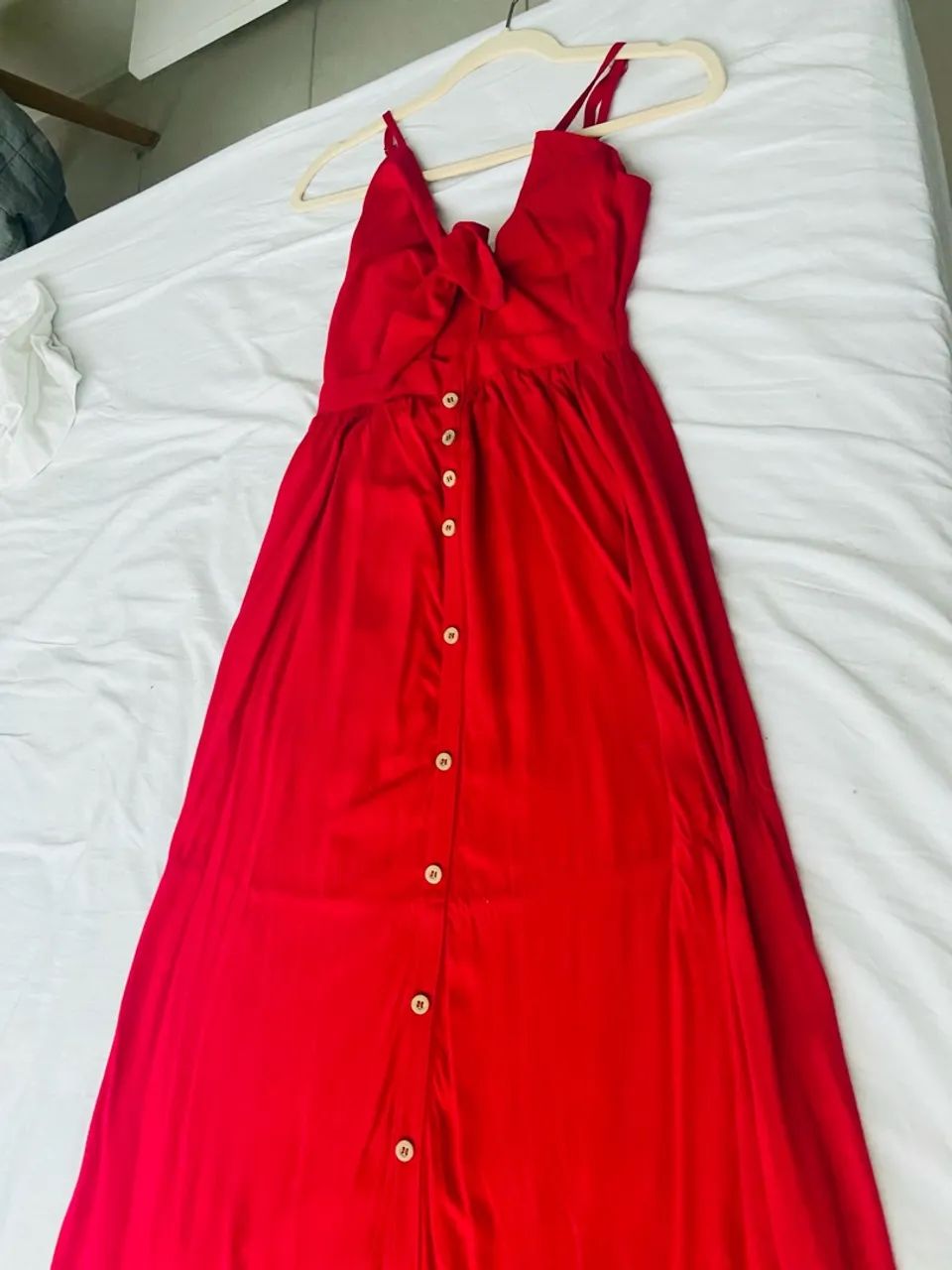 Vestido com recorte, amarração e botões em madeira PP - Foto 5