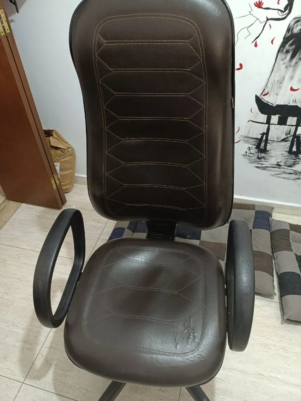 Cadeira de escritório em corino marrom