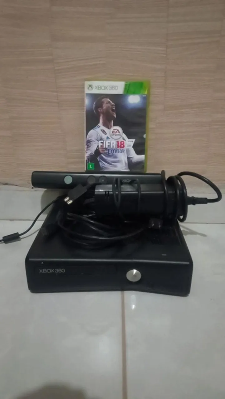 Xbox 360 semi novo com Kinect + Controle + FIFA 18 - Completo e Pronto para Jogar