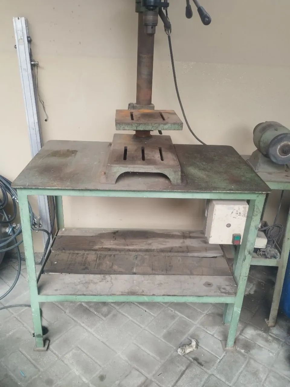 Furadeira de mesa trifásico pouco usada