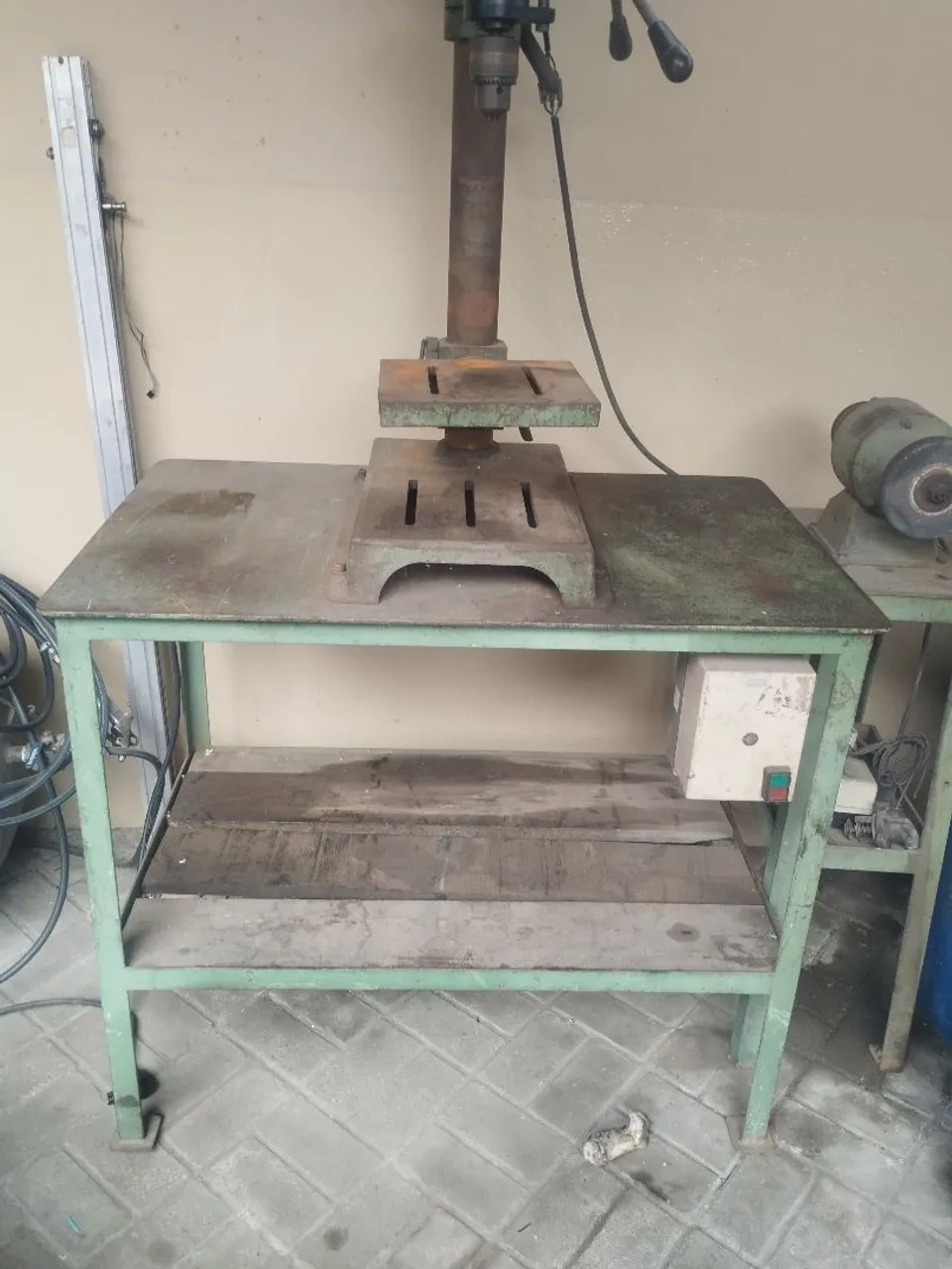 Furadeira de mesa trifásico pouco usada