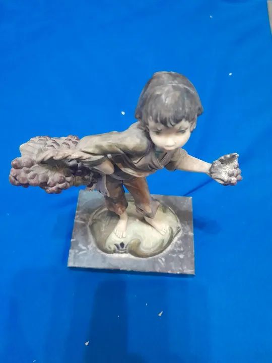 Estatueta de menino com uvas - Foto 2