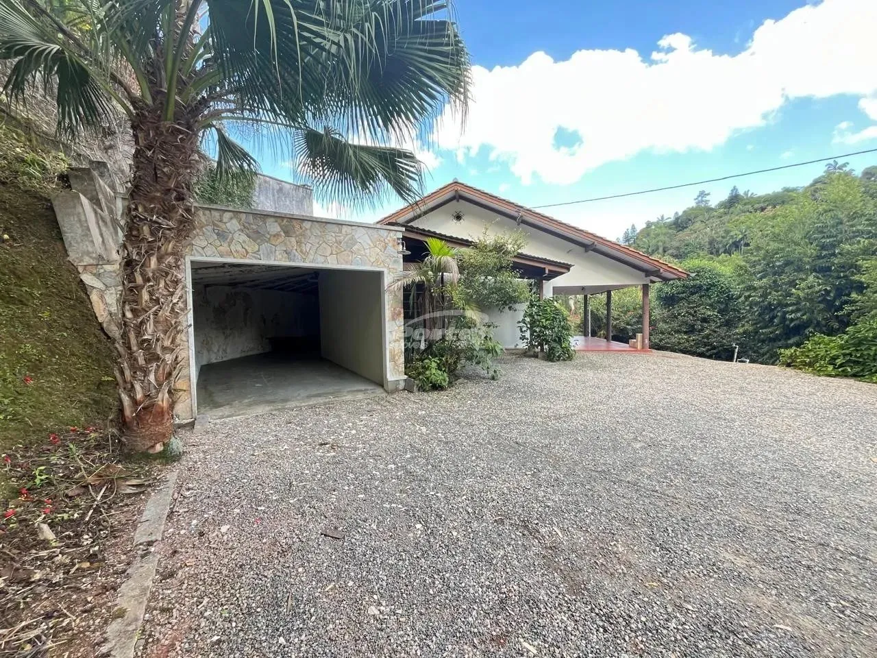 Casa comercial disponível para locação no bairro Bom Retiro, Blumenau/SC.