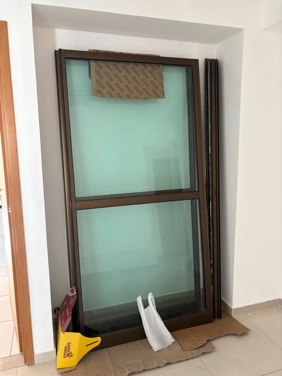 Porta de vidro com moldura em alumínio