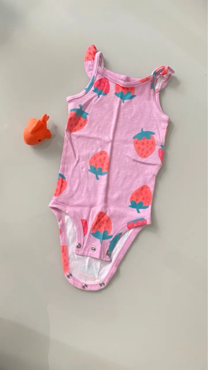 Roupas infantis variadas 