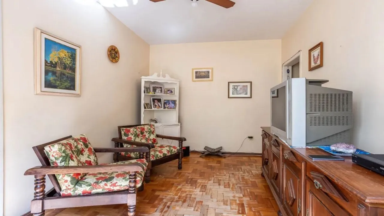 Apartamento térreo com pátio à venda no Bom Fim 2 dormitórios e dependência