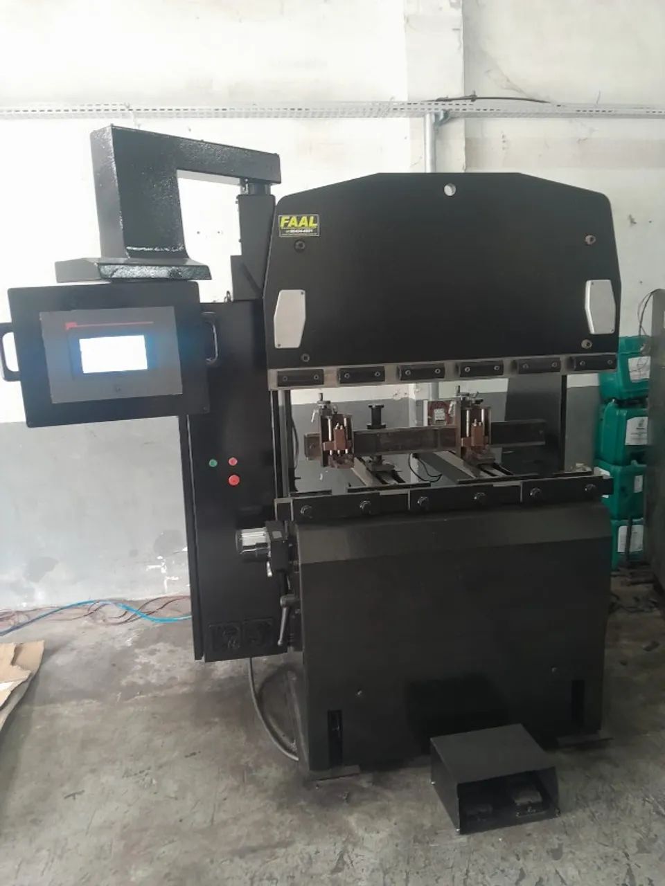 À VENDA: Dobradeira Hidráulica Amada CNC 3 Eixos