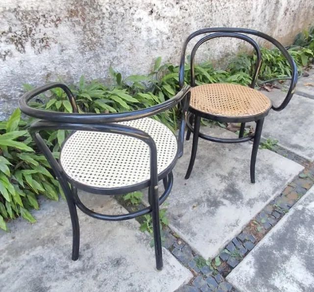 Par de Cadeiras Thonart com apoio de braço, originais e com selo Thonart de originalidade