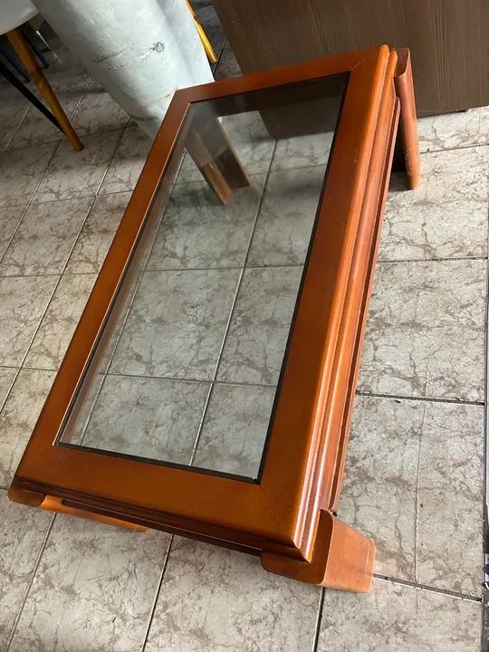 Mesa de centro com tampo de vidro