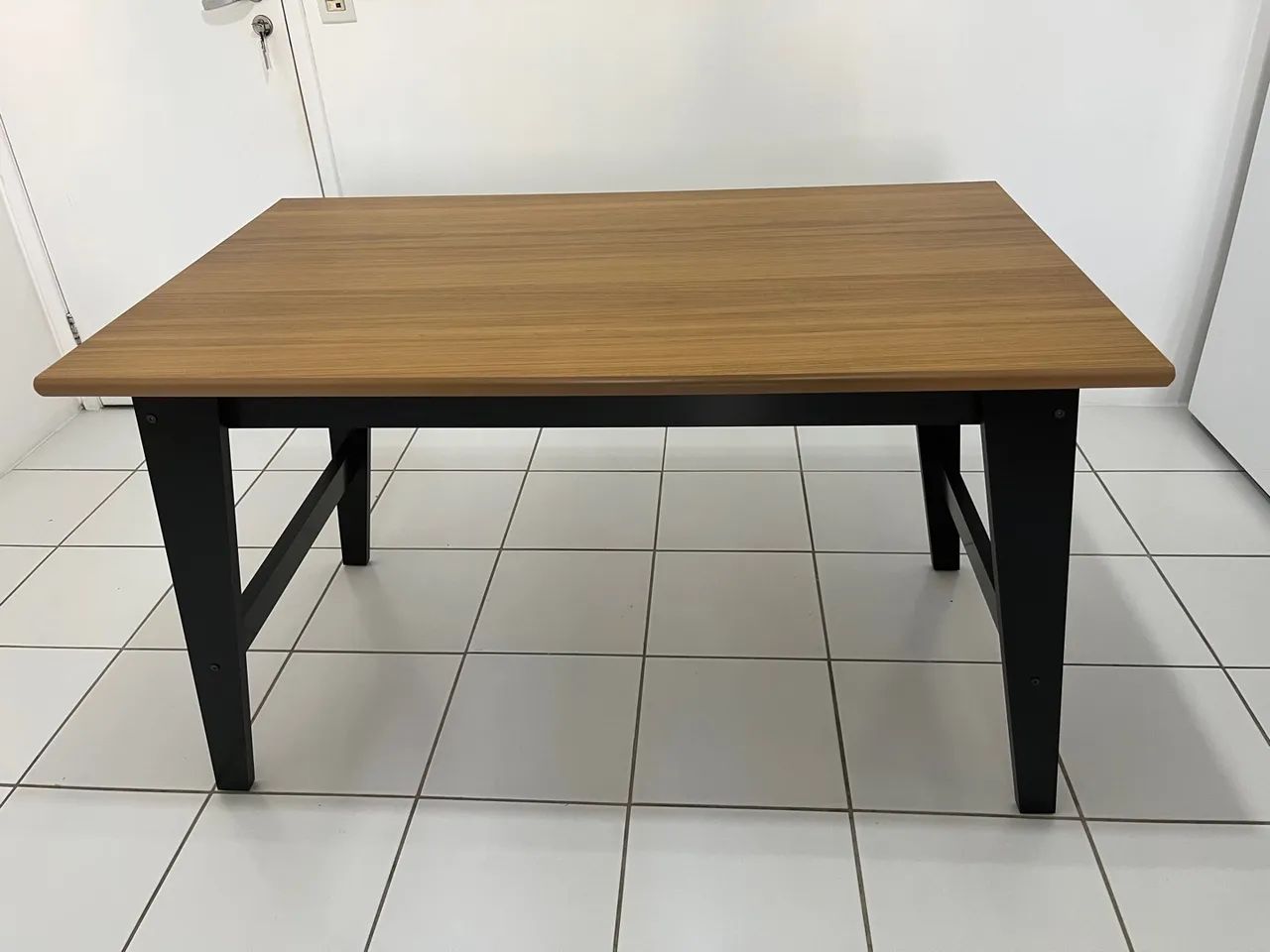 Mesa de jantar com tampo em madeira e pés pretos