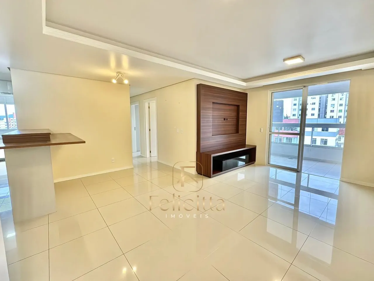 Apartamento com 03 dormitórios sendo 01 suíte na Praia Comprida em São José/SC