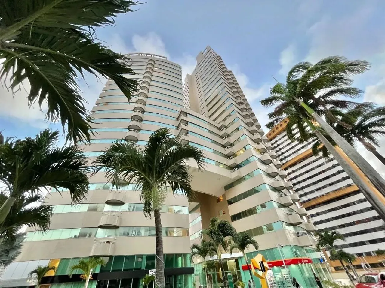 Sala comercial no CTC com 68m2 disponível para locação.