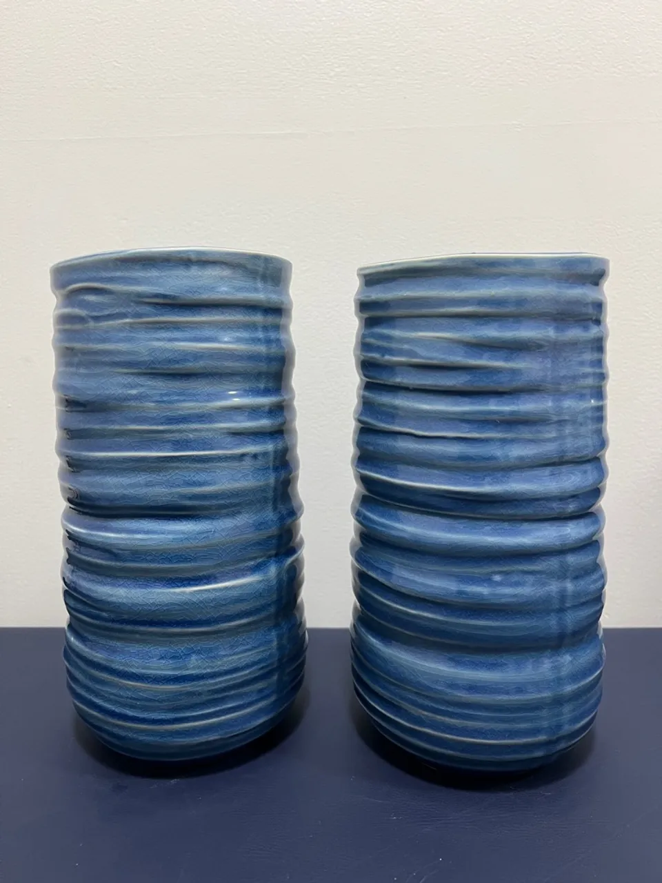 Conjunto com 2 Vasos Decorativos Esculpidos em Cerâmica Azul - 24 cm de altura