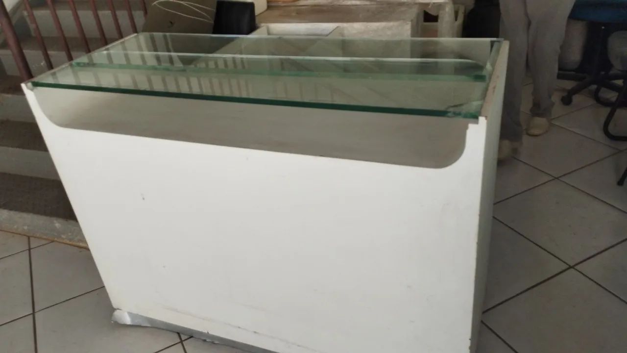 Balcão branco com vidro