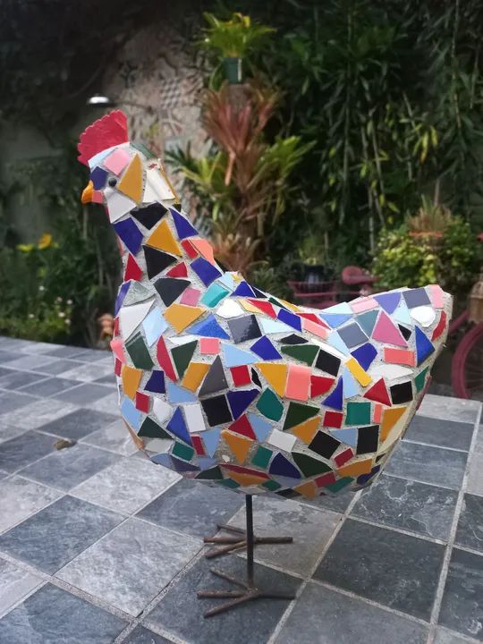 Galinha de mosaico colorida para decoração de jardim