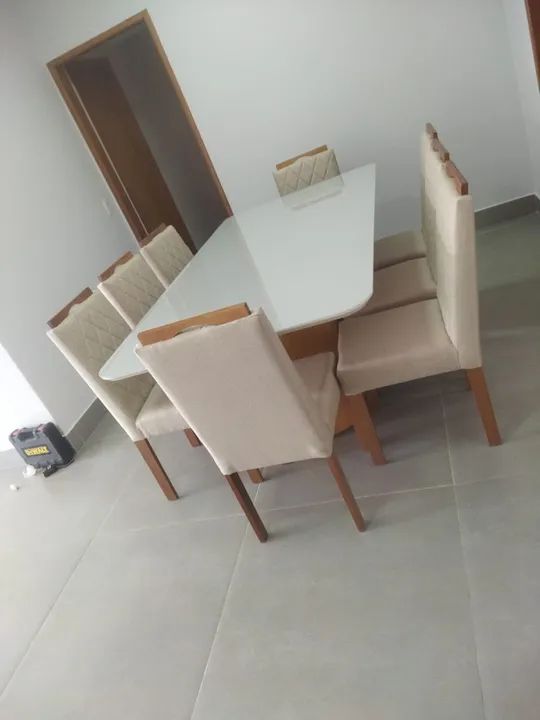 Mesa de Jantar em Madeira com 8 Cadeiras pronta entrega 