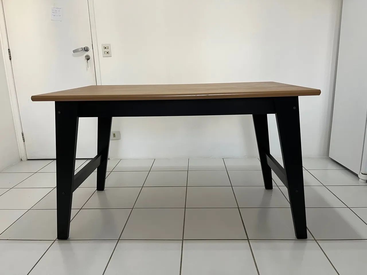 Mesa de jantar com tampo em madeira e pés pretos - Foto 3