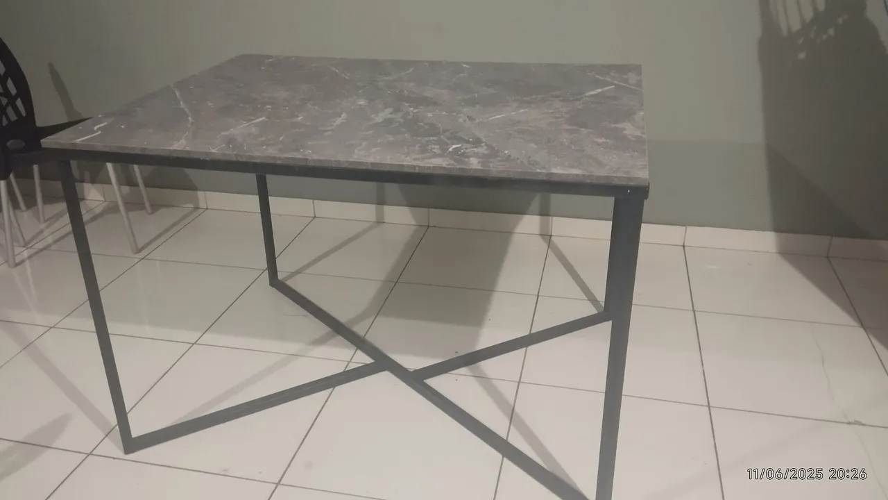 Mesa com tampo marmorizado e estrutura de metal