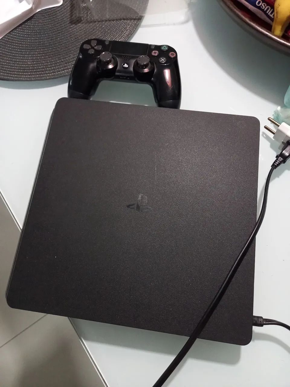 PS4 SLIM 1 TB 2 games, 1 controller64313242044163123