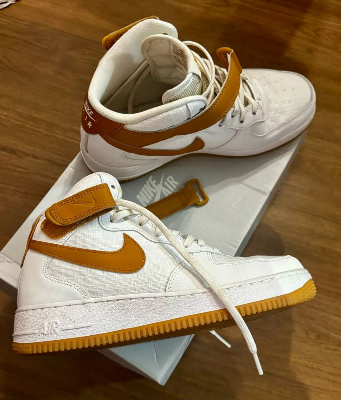 Nike Air Force 1 High - Branco e Dourado